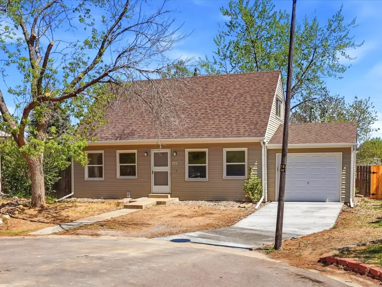 775 Bedivere Cir - Front View side