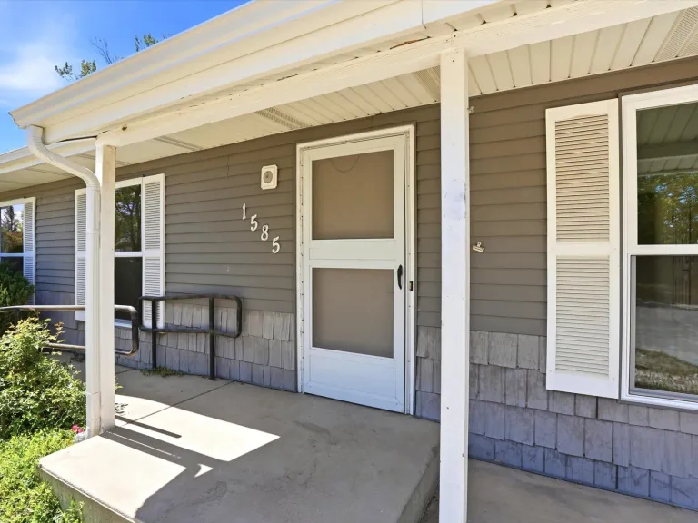 1585 Sagrimore Cir Front