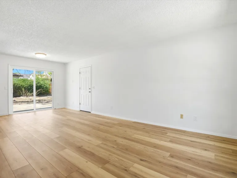 1585 Sagrimore Cir Livingroom