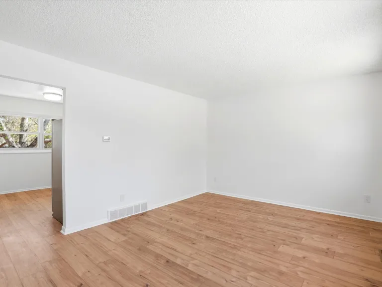 775 Bedivere Cir - Livingroom