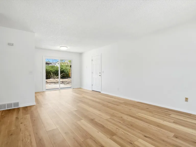 1585 Sagrimore Cir Living area