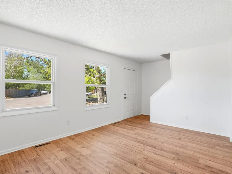 775 Bedivere Cir - Living area space