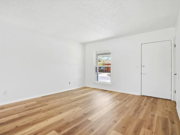 1585 Sagrimore Cir Livingroom space
