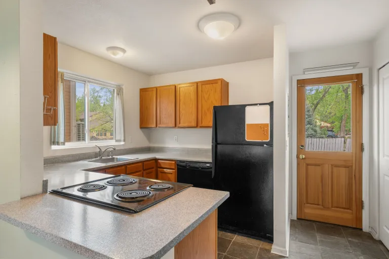 2612 Thornbird Pl - Kitchen