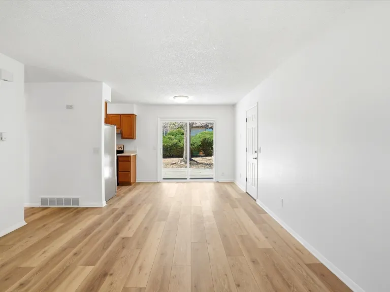 1585 Sagrimore Cir - Livingroom
