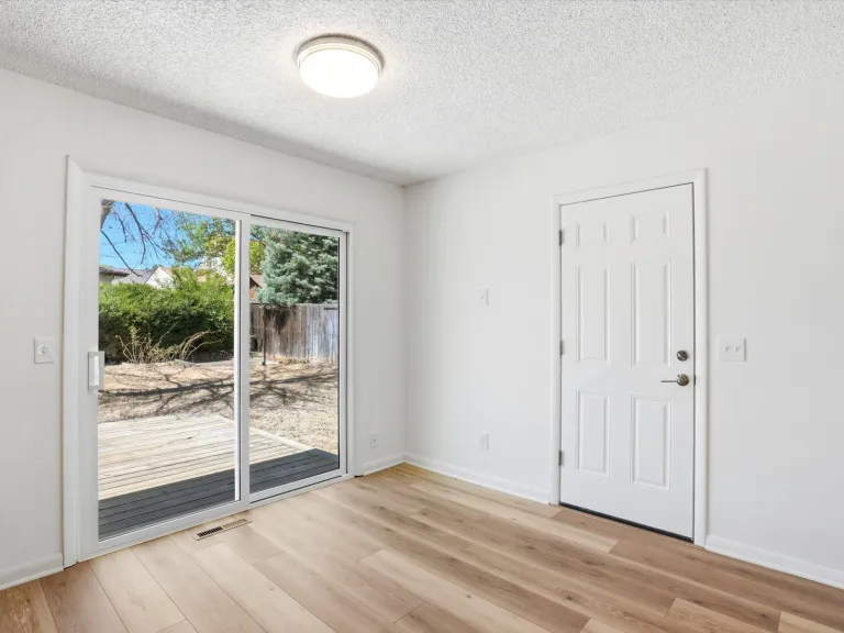 1585 Sagrimore Cir Living room area