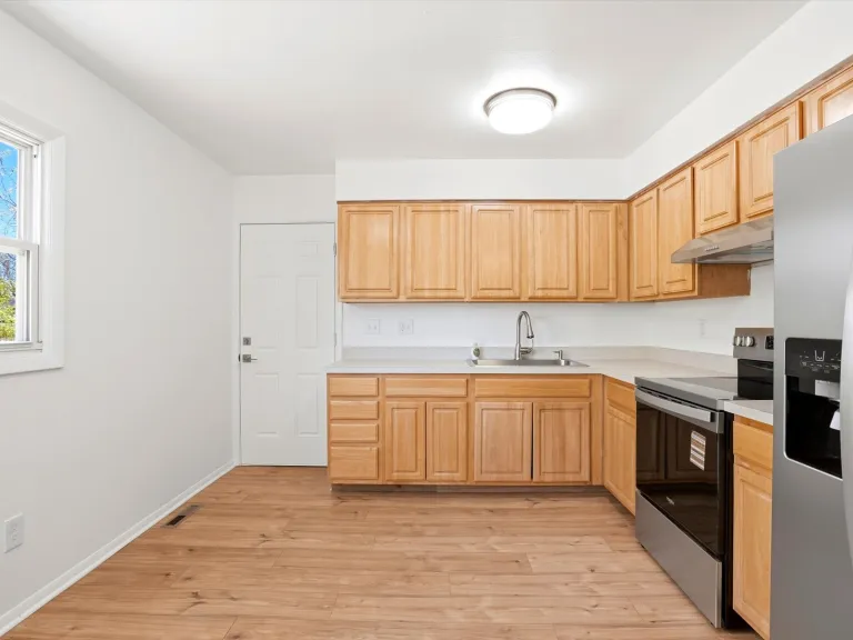 775 Bedivere Cir - Kitchen space