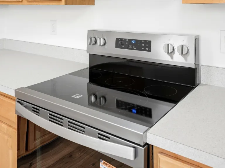 775 Bedivere Cir - Stove