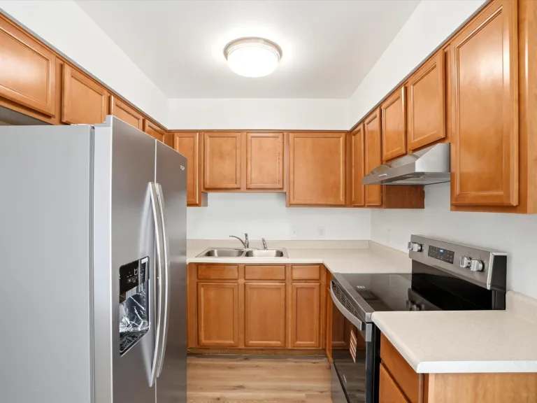 1585 Sagrimore Cir - kitchen space