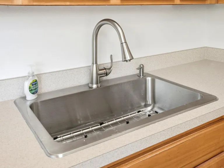 775 Bedivere Cir - Kitchen sink
