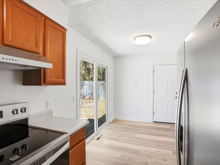 1585 Sagrimore Cir - kitchen fridge