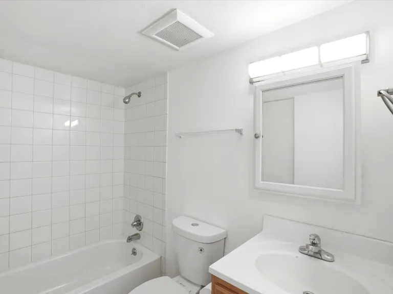 775 Bedivere Cir - Bathroom
