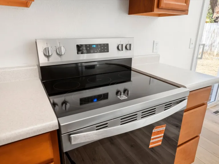 1585 Sagrimore Cir - kitchen stove