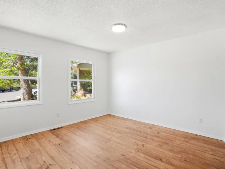 775 Bedivere Cir - Livingroom space