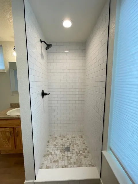 4511 West Ct-shower