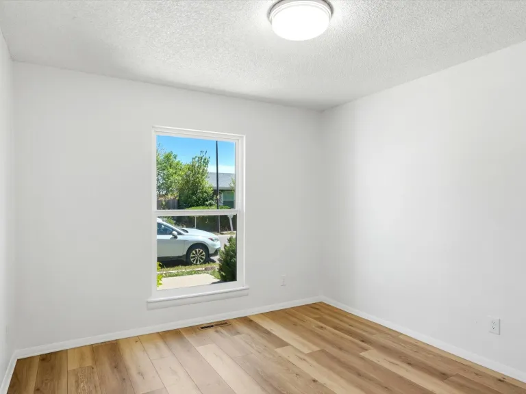 1585 Sagrimore Cir - Livingroom window view