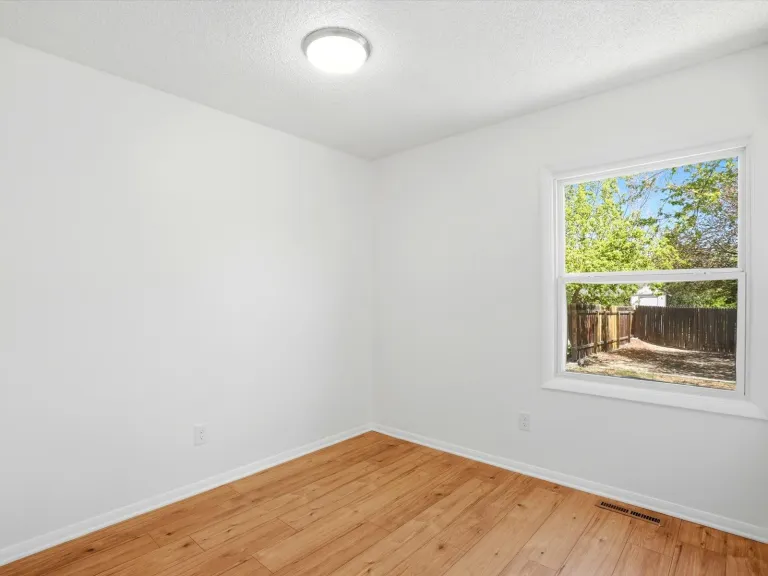 775 Bedivere Cir - Bedroom space