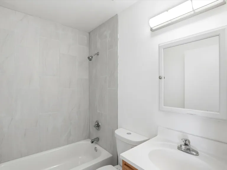 775 Bedivere Cir - Bathroom