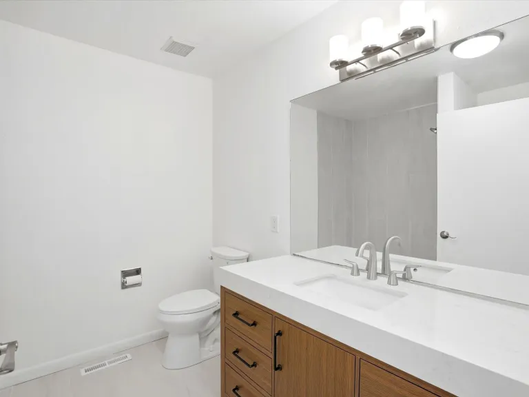 1585 Sagrimore Cir - Bathroom
