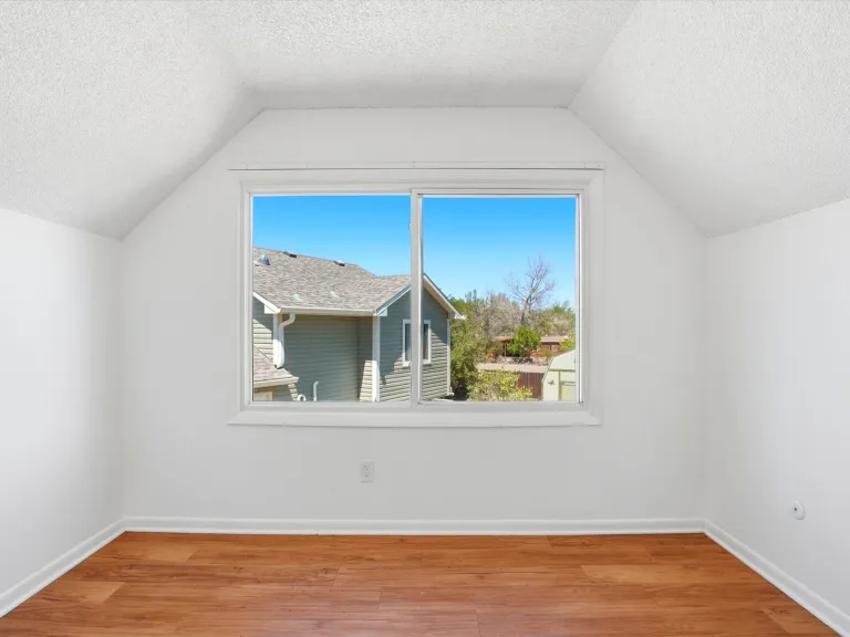 775 Bedivere Cir - Bedroom with large window