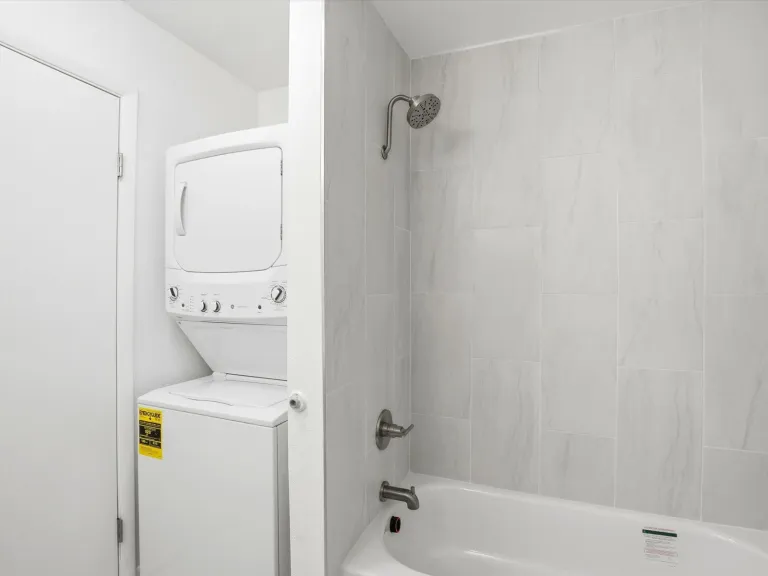1585 Sagrimore Cir - Bathroom