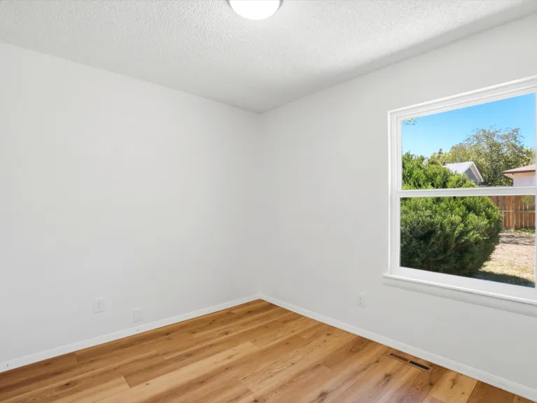 1585 Sagrimore Cir room
