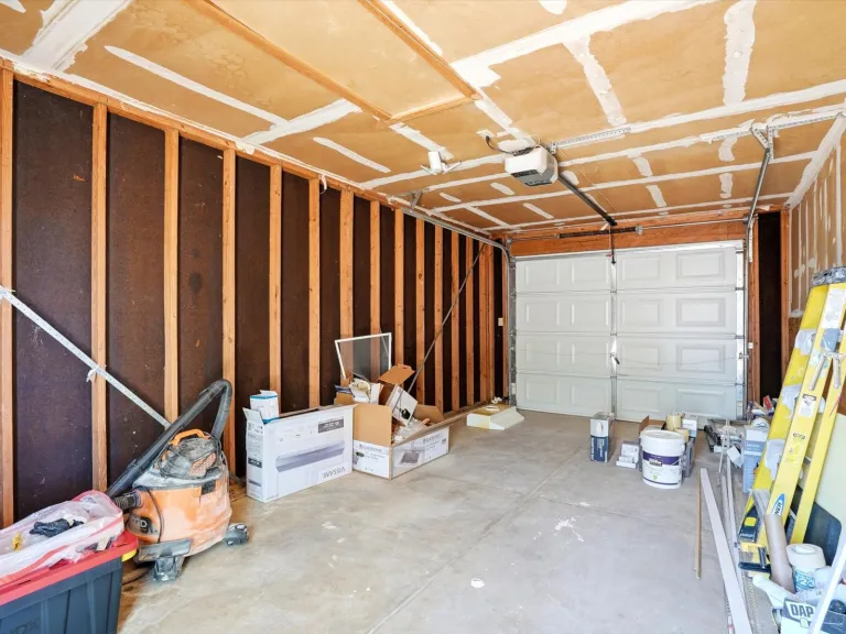 775 Bedivere Cir - Garage