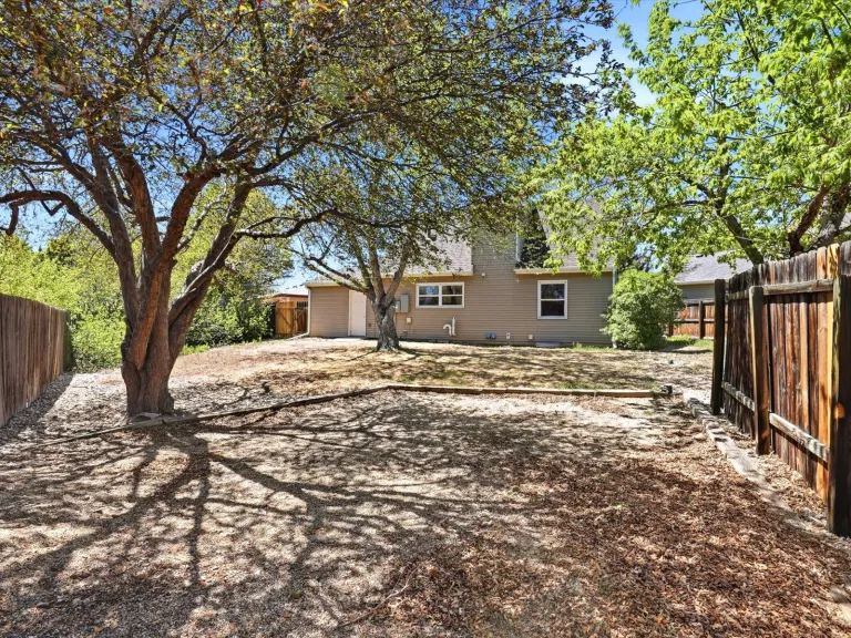 775 Bedivere Cir - Yard area