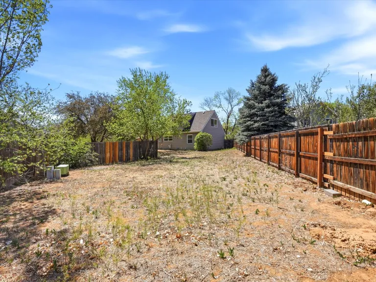 775 Bedivere Cir - Yard space