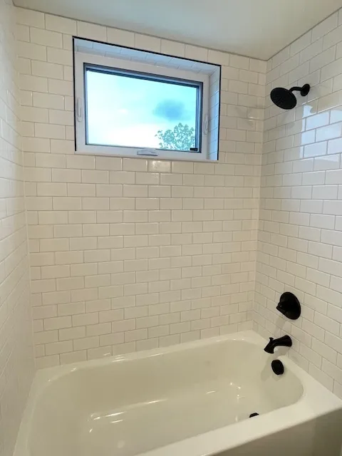 4461 West Court - Bath tub