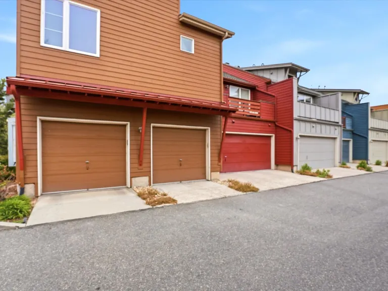 3684 Pinedale St - Garage view from outside