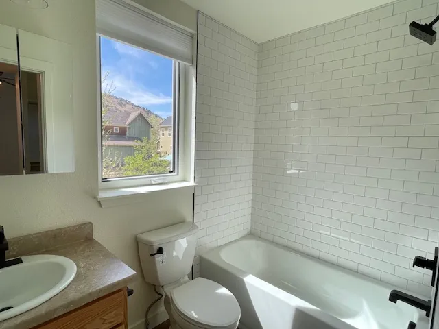 951 Cherry Ave B - Bathroom