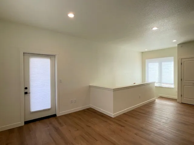 951 Cherry Ave B - Front door inside look