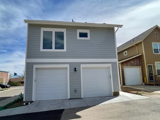 951 Cherry Ave B - Garages view