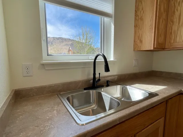 951 Cherry Ave B - Kitchen sink 2