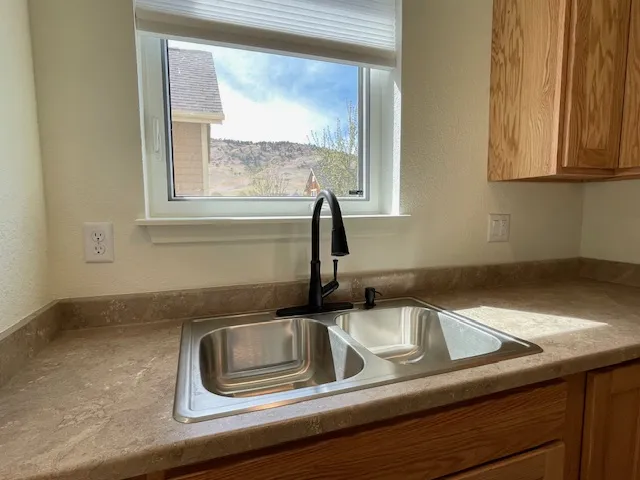 951 Cherry Ave B - Kitchen sink