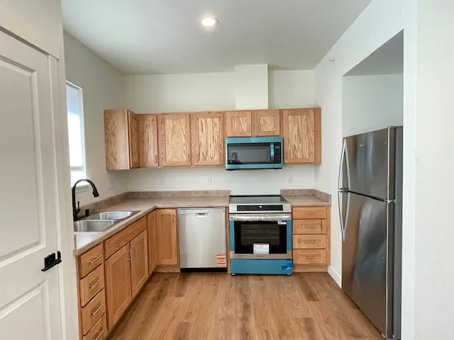 951 Cherry Ave B - Kitchen