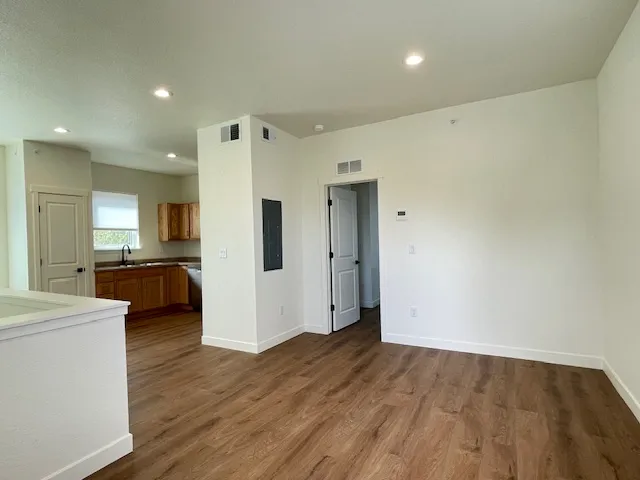 951 Cherry Ave B - Livingroom area