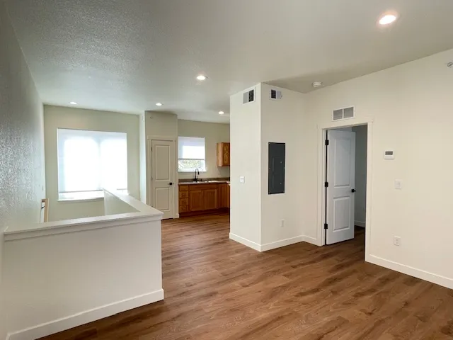 951 Cherry Ave B - Livingroom space