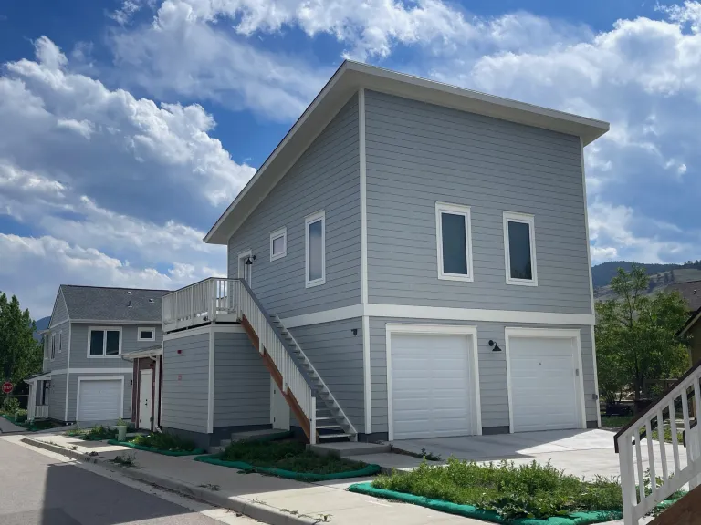 4461 West Ct - Outside garage view