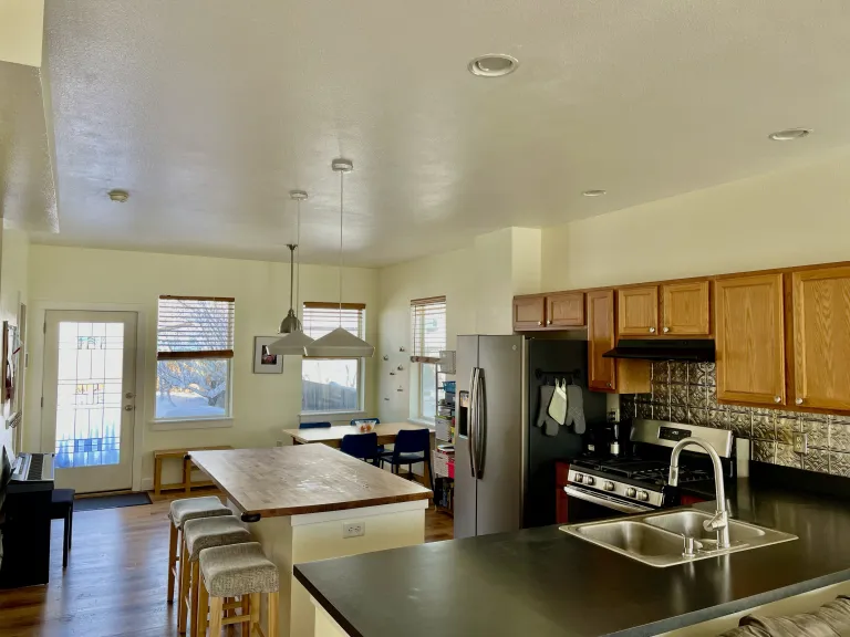 1489 Zamia Avenue Kitchen counters
