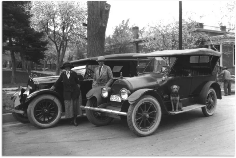 Mabel MacLeay and Florence Molloy with taxis.