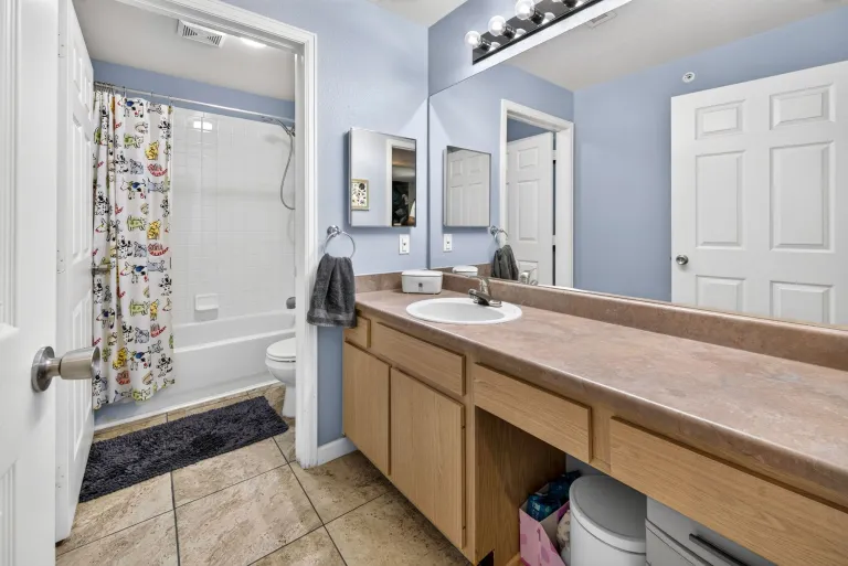 2510 Taft Drive Unit 300 Bathroom space