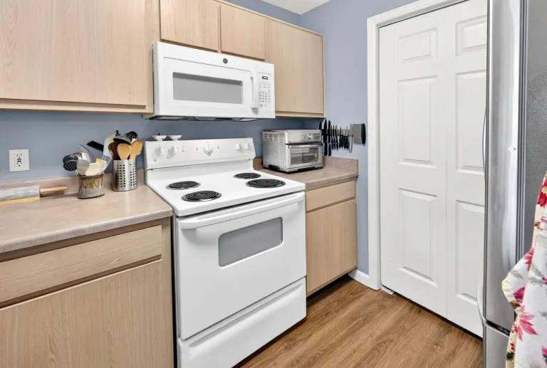 2510 Taft Drive Unit 300 Stove