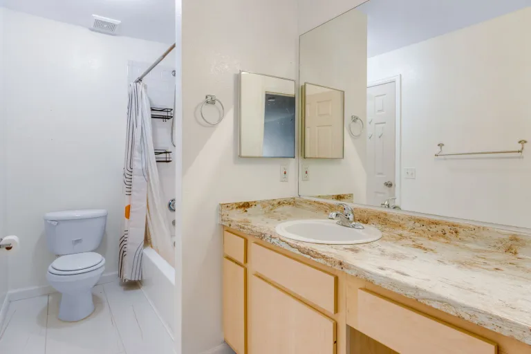 2510 Taft Dr Unit 308 bathroom