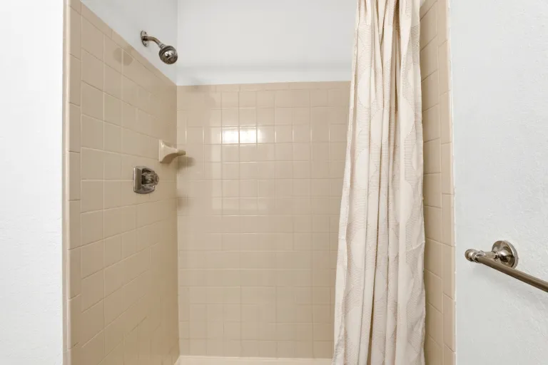 3525 28th St Unit 304 bathroom space