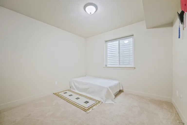903 Rosewood Ave Unit 16 bedroom space