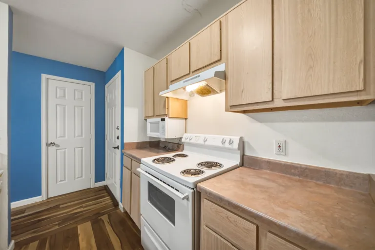 2510 Taft Dr 302 kitchen stove