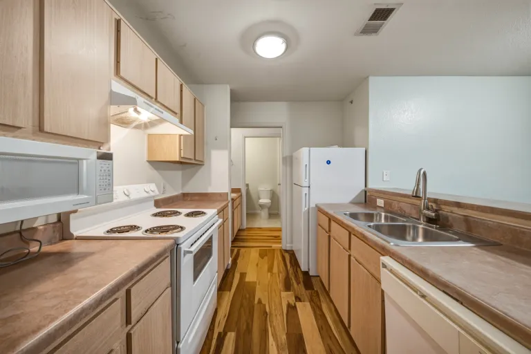 2510 Taft Dr 302 Kitchen