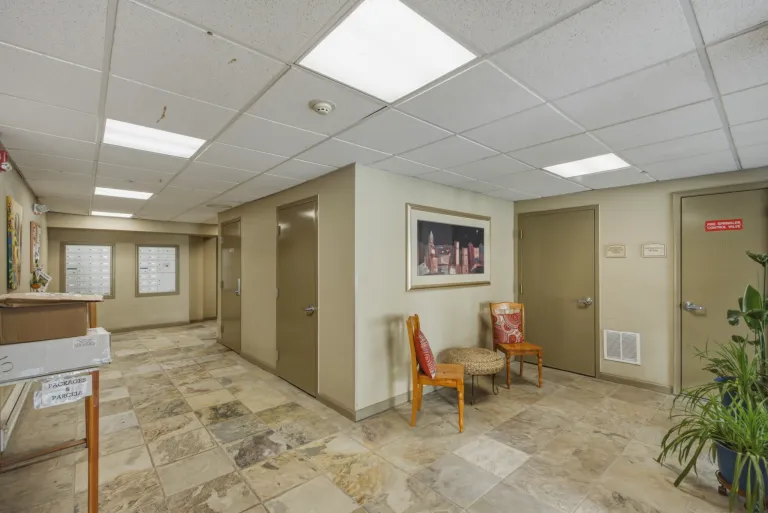 2510 Taft Dr 302 Room